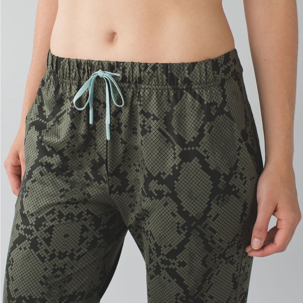 Lululemon Jet Crop Slim Pants - Size 12 - Picture 3 of 16